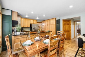 Dining - SPA RIVER CABIN On River, Hot Tub, 5 Min RMNP, Steam Shower, Firepit, 2 Bath (Estes Park)