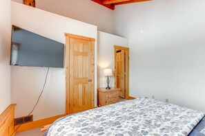 5 bedrooms, iron/ironing board, travel crib, free WiFi