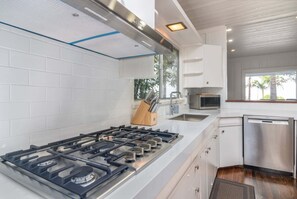 Fridge, microwave, oven, stovetop - Beautiful Ocean View Superb Home Summerland Lillie by the Sea (Summerland)
