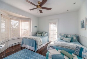 2 bedrooms, iron/ironing board, free WiFi, bed sheets - Beautiful Ocean View Superb Home Summerland Lillie by the Sea (Summerland)