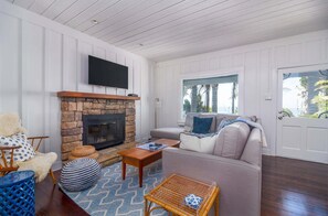 Smart TV, books - Beautiful Ocean View Superb Home Summerland Lillie by the Sea (Summerland)