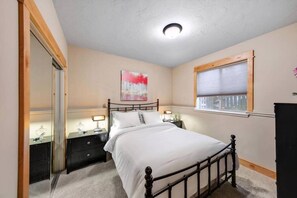 Desk, iron/ironing board, WiFi, bed sheets