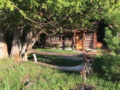Cozy Family and Pet-Friendly Cabin Near Fife Lake, 5-minute drive. Camp fire