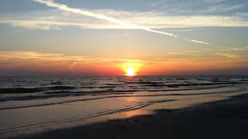På stranden
