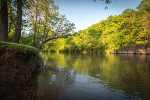 A river surrounded by lush greenery and trees. - Sunrise Cabin - Breathtaking Sunrises & Relaxing Sunsets (Steelville)