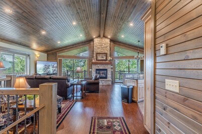 Elk Meadows Beautiful Well Appointed Cabin Just 19 miles from YNP