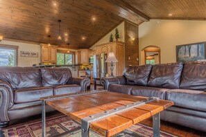 Una televisión, una chimenea, un reproductor de DVD, un futbolín