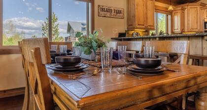 Elk Meadows Beautiful Well Appointed Cabin Just 19 miles from YNP