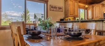 Elk Meadows Beautiful Well Appointed Cabin Just 19 miles from YNP