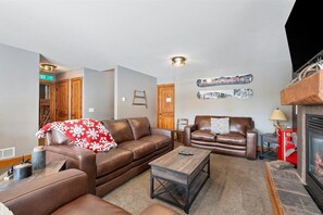 TV, fireplace, foosball - Cash`s Sluice - Access to Pool! (Lead)