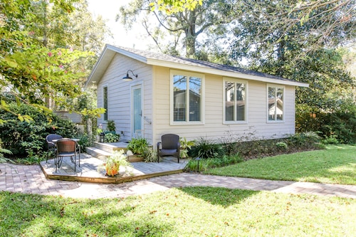 Modern cottage in historic East Hill