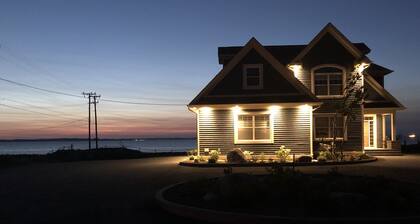 Stunning Waterfront Home On The Bay, only 22 minutes from downtown St. John's