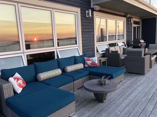 Stunning Waterfront Home On The Bay, only 22 minutes from downtown St. John's