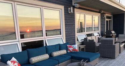 Stunning Waterfront Home On The Bay, only 22 minutes from downtown St. John's