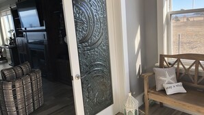 Moderni keittiö, jossa on tummat kaapit, suuri ikkuna ja näkymä ulos.