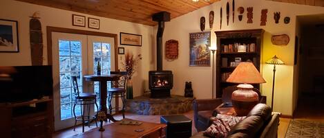 Smart TV, fireplace, DVD player, books