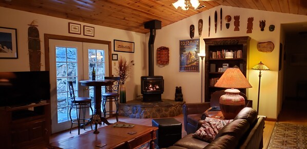 Smart TV, fireplace, DVD player, books - Beautiful Creekside Home in Mariposa Pines Close to Yosemite. No cleaning fee. (Mariposa)