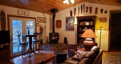 Beautiful Creekside Home in Mariposa Pines Close to Yosemite. No cleaning fee.