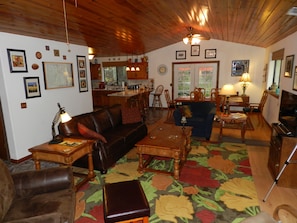 Smart TV, fireplace, DVD player, books - Beautiful Creekside Home in Mariposa Pines Close to Yosemite. No cleaning fee. (Mariposa)