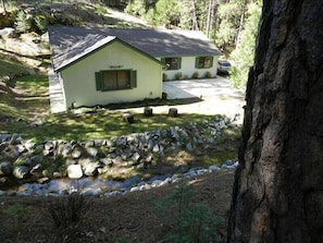 Exterior - Beautiful Creekside Home in Mariposa Pines Close to Yosemite. No cleaning fee. (Mariposa)