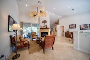 Smart TV, fireplace, DVD player - WALK or BIKE to beach - Private, Heated Pool, Spacious - Outdoor LUXURY Awaits! (Marco Island)