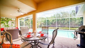 Alberca al aire libre, alberca climatizada y camastros