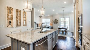 Geladeira, micro-ondas, fogão, lava-louças