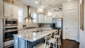 Geladeira, micro-ondas, fogão, lava-louças