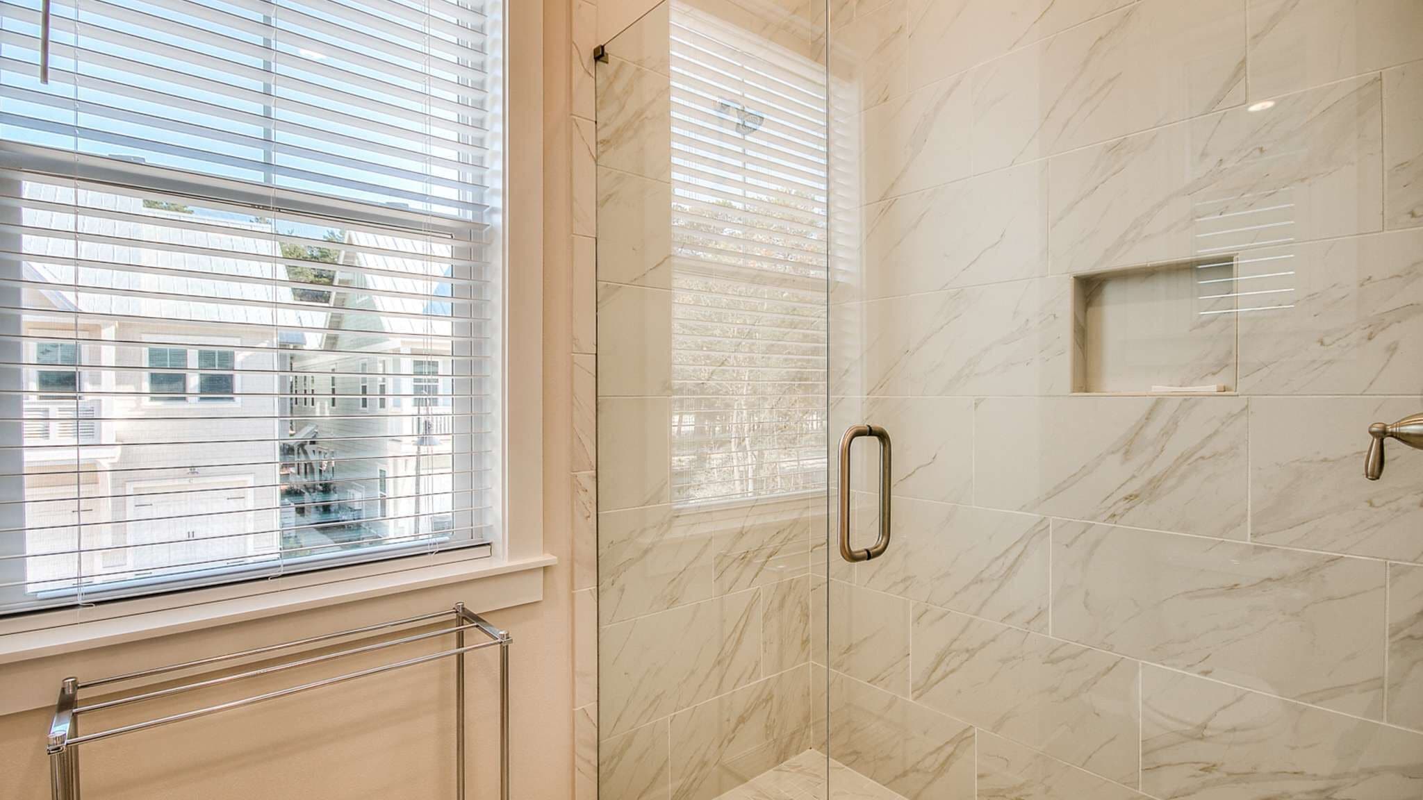 Badekar, hårføner og håndklær