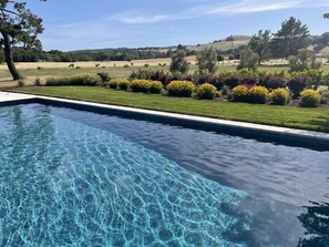 Una piscina al aire libre, una piscina climatizada