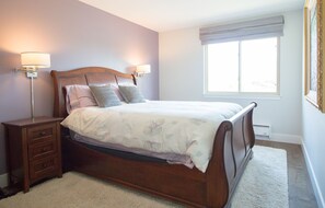 3 habitaciones, escritorio y tabla de planchar con plancha