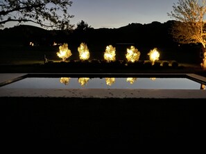 Una piscina al aire libre, una piscina climatizada