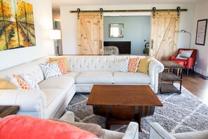 Een smart-tv, een open haard, videogames en tafelvoetbal