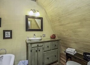 Badewanne, Haartrockner, Handtücher, Seife