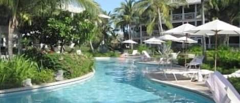 Una piscina al aire libre