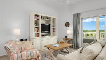 Smart-tv, een dvd-speler, boeken en een stereo