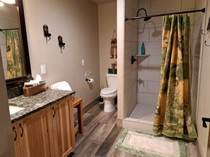 Bathtub, hair dryer, towels, soap - One of a kind Mountain Lodge 10,000 sq ft sleeps 51. Perfect Year Round location (Morgan)