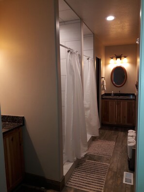 Bathtub, hair dryer, towels, soap - One of a kind Mountain Lodge 10,000 sq ft sleeps 51. Perfect Year Round location (Morgan)
