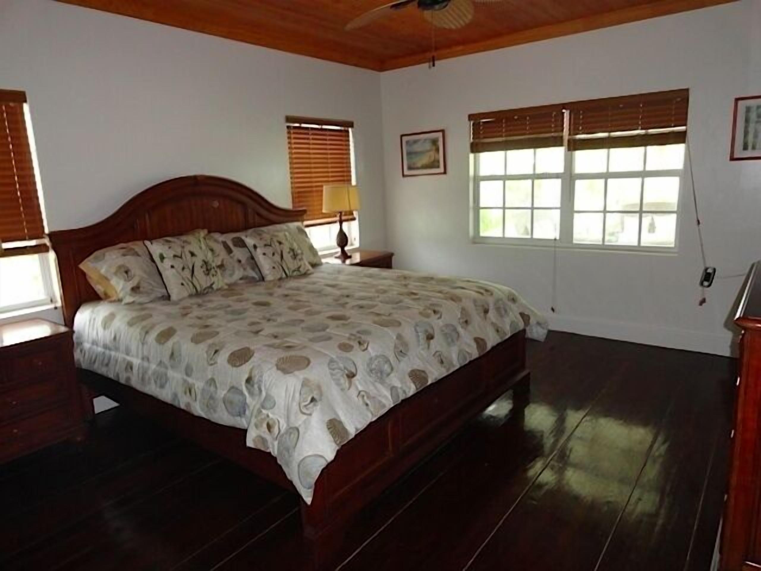 5 bedrooms, WiFi, bed sheets