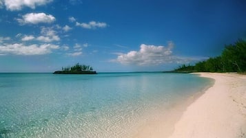 På stranden och solstolar