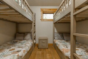 5 多间卧室、办公桌、熨斗/熨衣板、旅行婴儿床