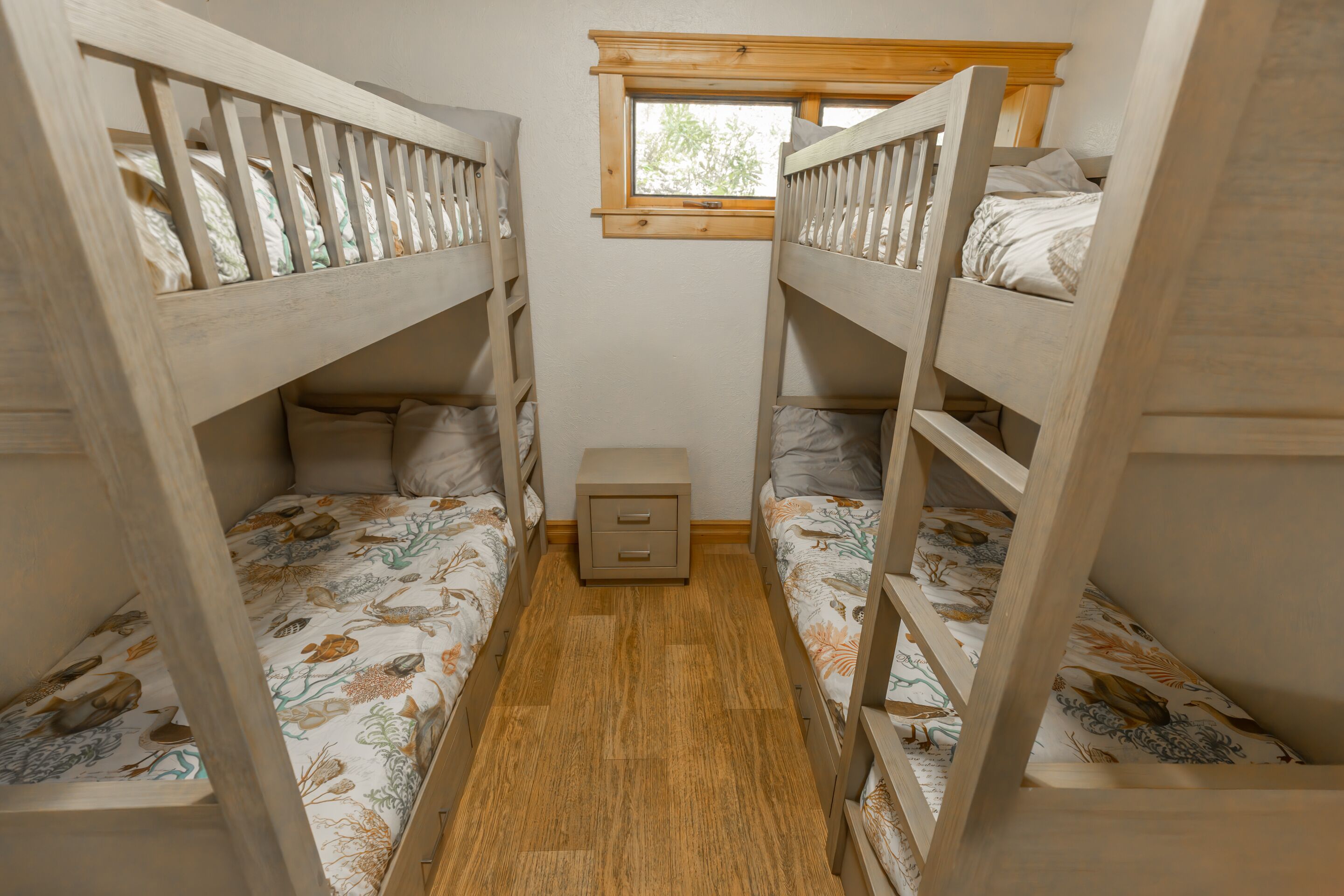 5 Schlafzimmer, Schreibtisch, Bügeleisen/Bügelbrett, Reisekinderbett