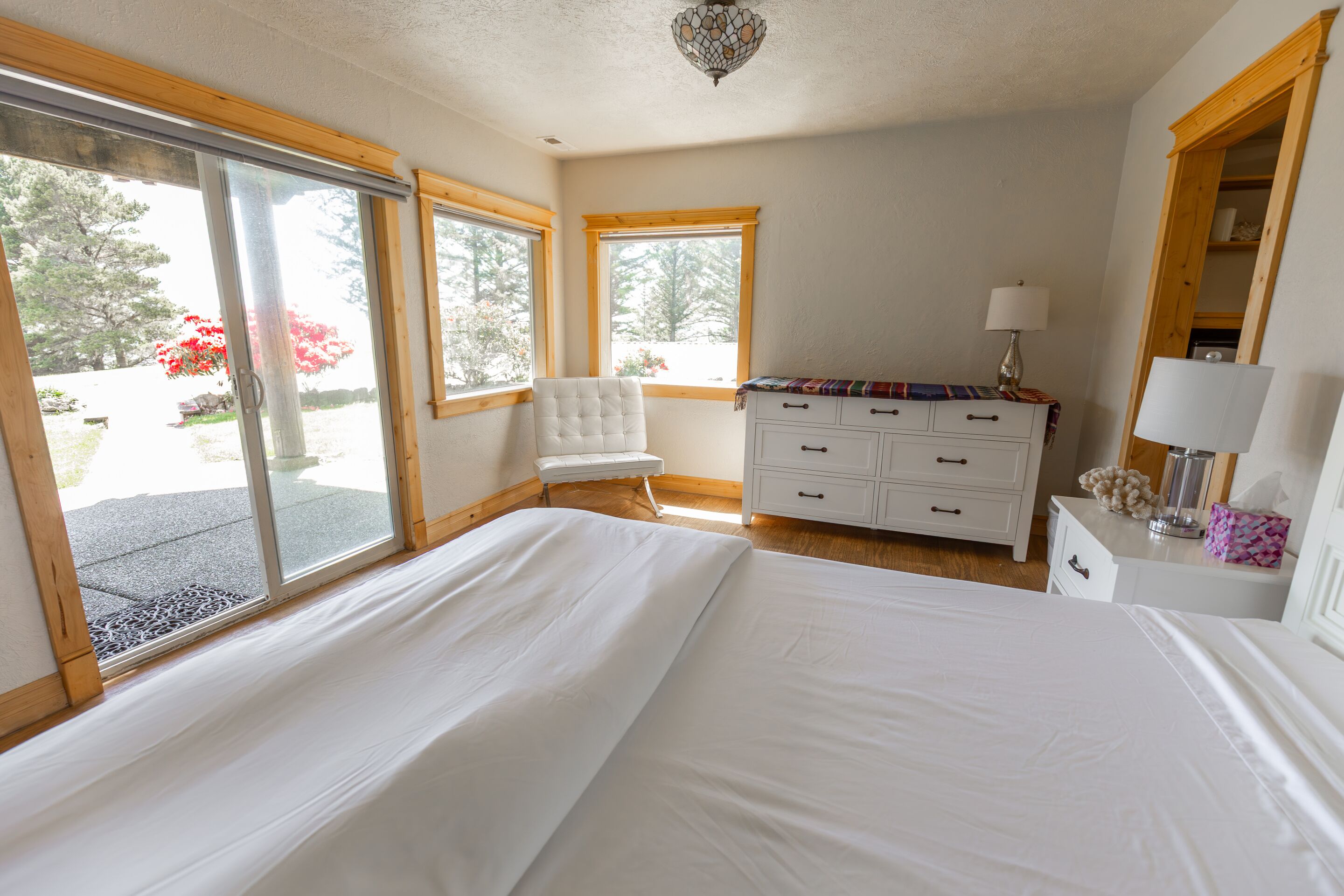 5 bedrooms, desk, iron/ironing board, travel cot