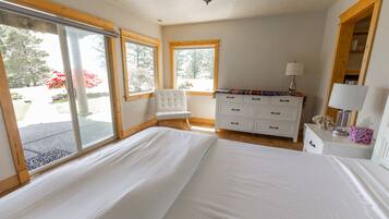 5 bedrooms, desk, iron/ironing board, travel cot
