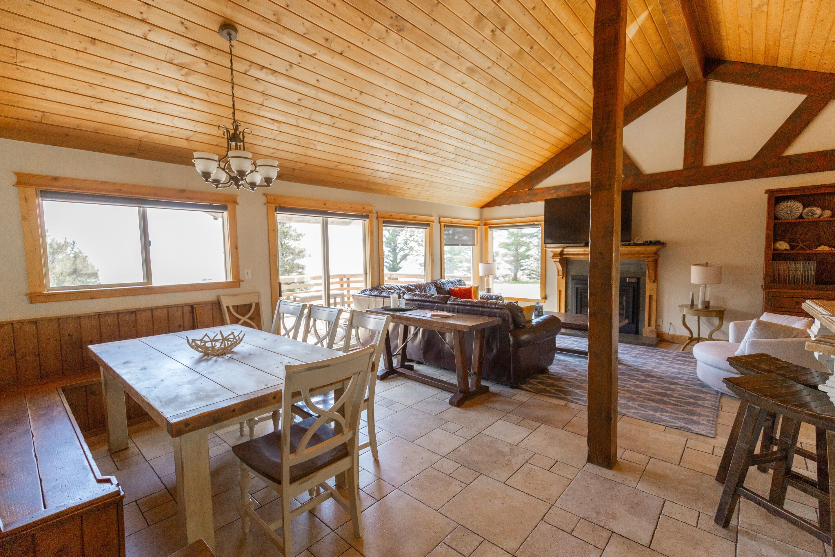 Televisio, takka, DVD-soitin, kirjoja