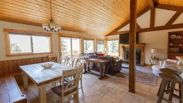 Televisio, takka, DVD-soitin, kirjoja