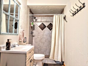 Bañera con ducha, secador de pelo, toallas, jabón