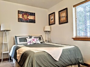 4 habitaciones, escritorio y tabla de planchar con plancha