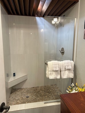 Asciugacapelli, asciugamani, sapone, shampoo