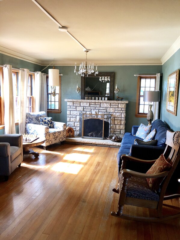 Smart TV, fireplace, DVD player, books - Walnut Place a Charming Home in Historic Valley Junction area of West Des Moines (West Des Moines)